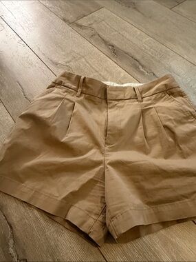 GAP women’s Pleated Khaki Shorts — Tan size 8 nwot
